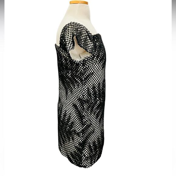 Anthropologie Hutch Off the Shoulder Cap Sleeve Black/White
Dress Size 6 - Picture 3 of 6